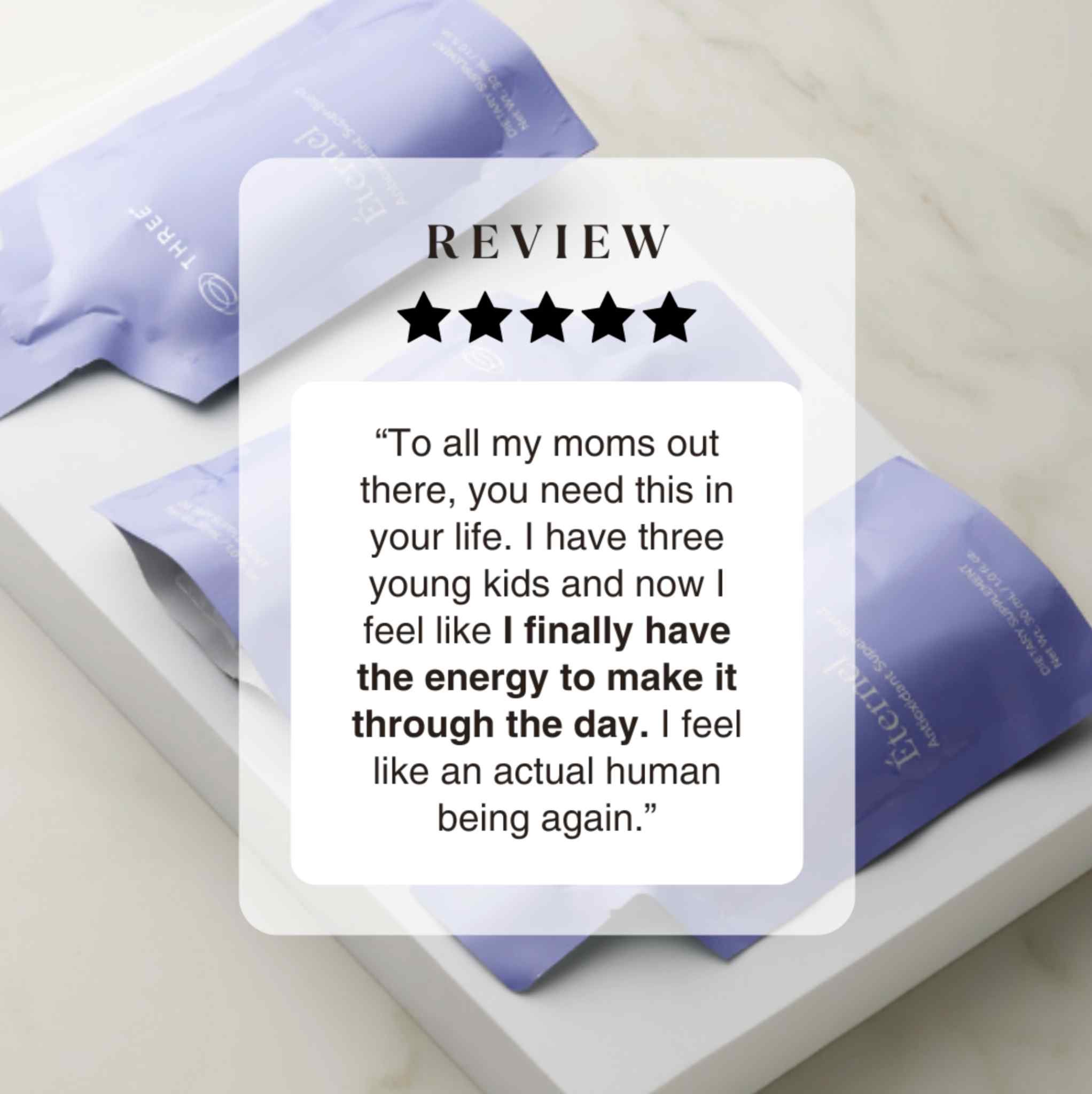 Five-star customer review displayed over Éternel Antioxidant Super-Blend pouches, highlighting a customer’s experience with the supplement.