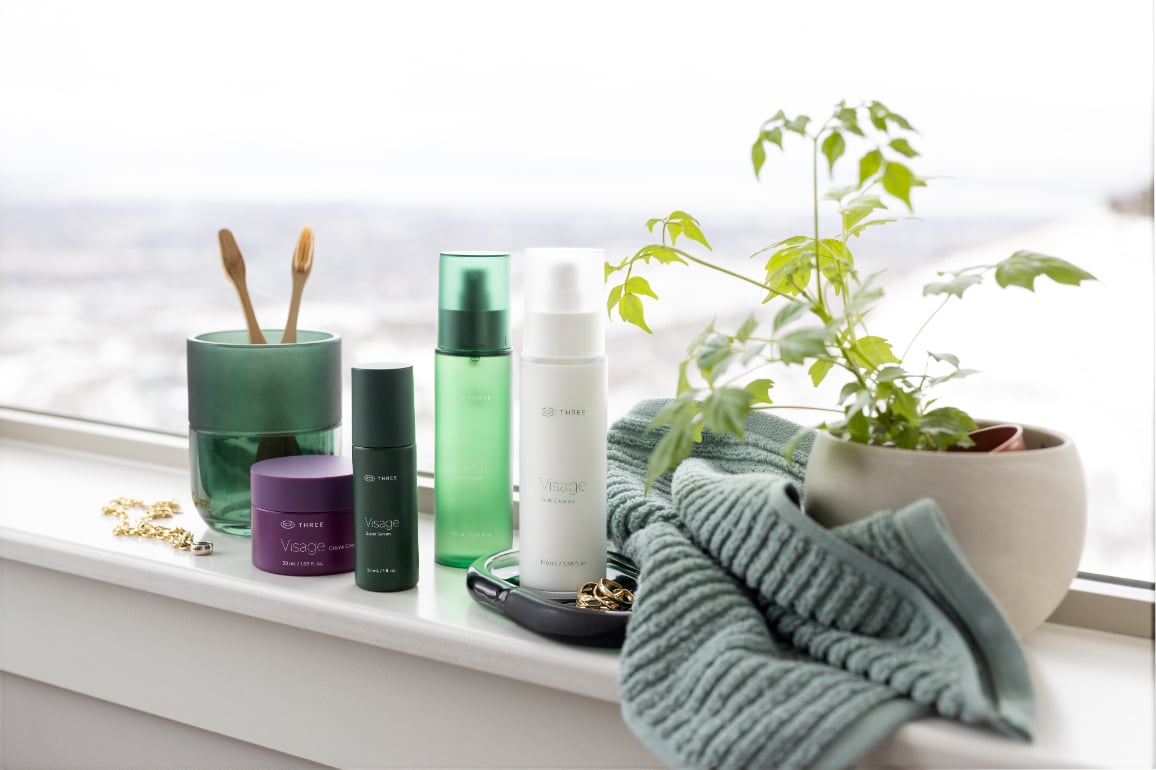 True hydration starts with replenishing water in the skin, while moisturizing helps lock that water in–both are essential elements for any effective skin aging routine.