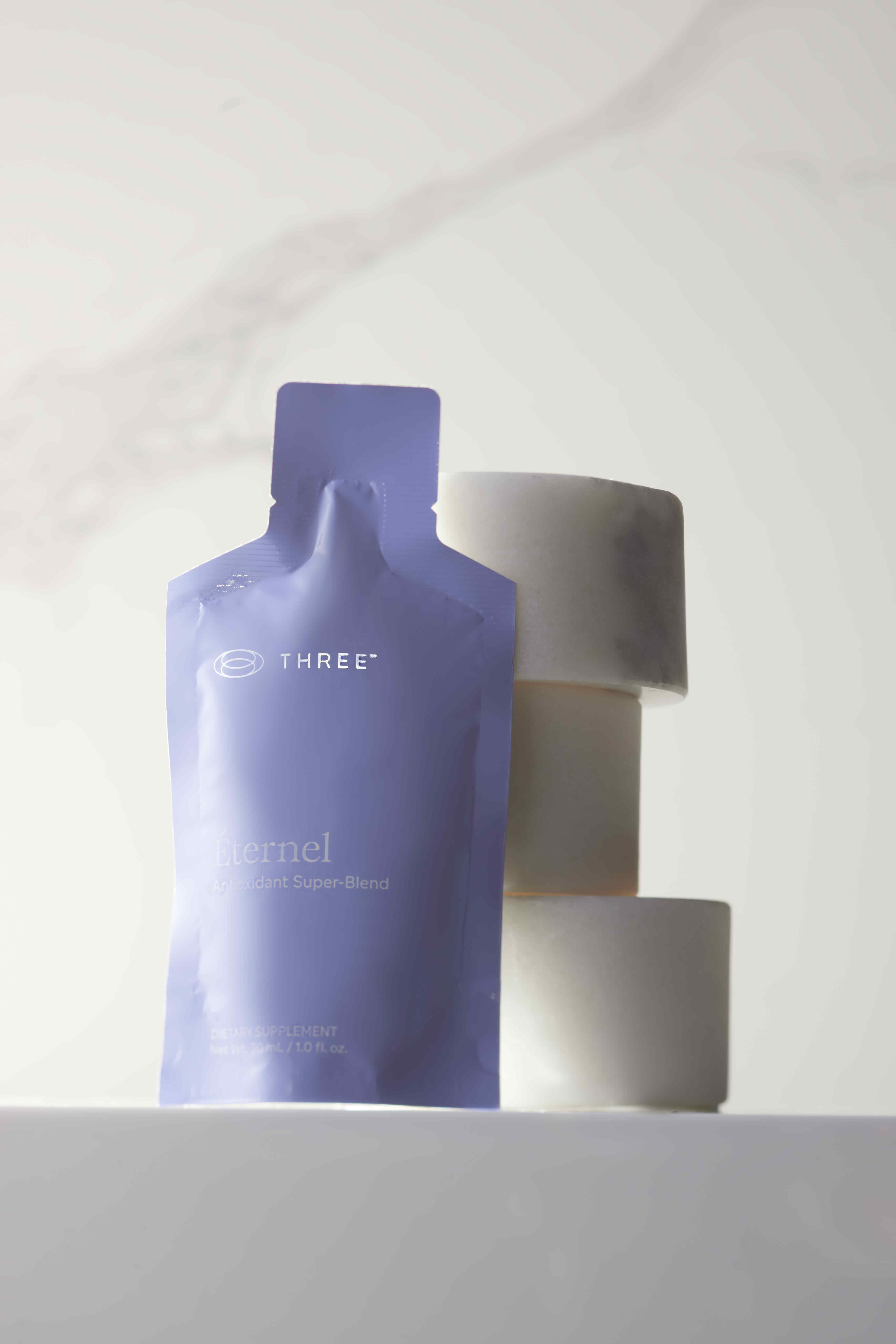 Éternel uses liposomal antioxidants, an advanced delivery system, to ensure that antioxidants are not only ingested but also utilized. 